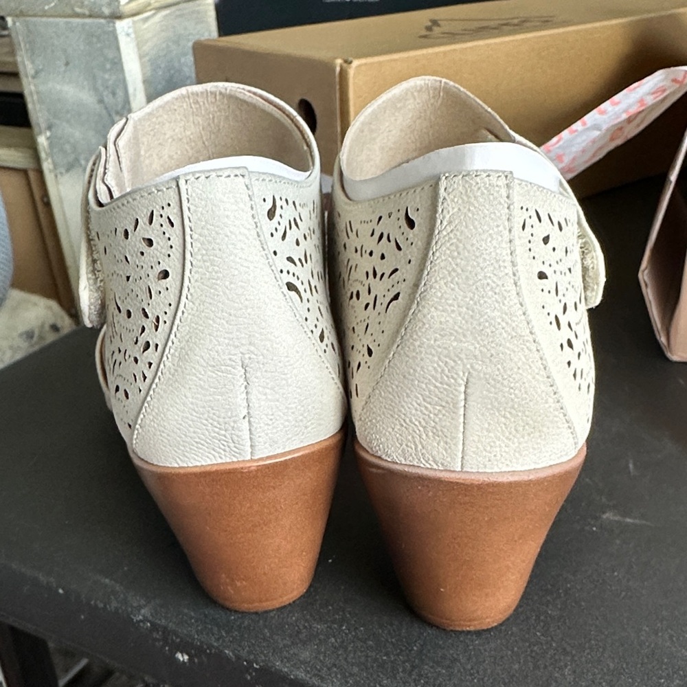 Easy Spirit Women's White Cutout Heels - Picture 3 of 6
